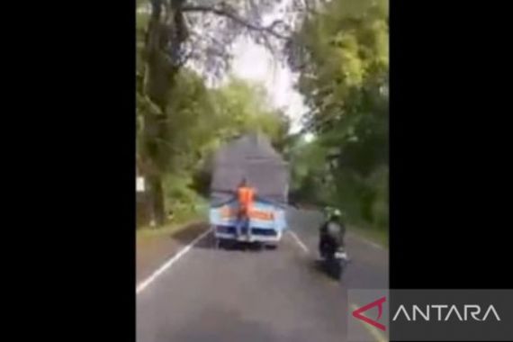 Video Aksi Bajing Loncat di Jalur Ngawi-Solo Viral, Polisi Bereaksi Begini - JPNN.COM