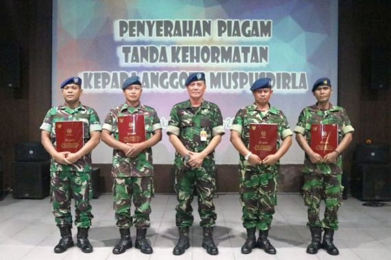 4 Anggota TNI Muspusdirla Terima Tanda Kehormatan dari Presiden Jokowi - JPNN.COM