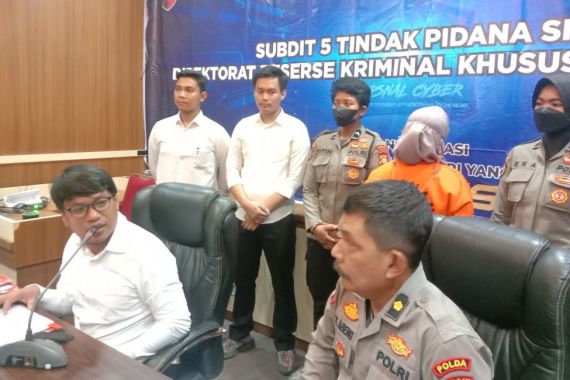 Bos Travel di Makassar Dipakaikan Baju Tahanan, Ternyata Ini Kejahatannya - JPNN.COM