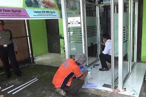 Detik-Detik Komplotan Pembobol ATM Kaget Tepergok Pegawai Minimarket, Ini yang Terjadi - JPNN.COM