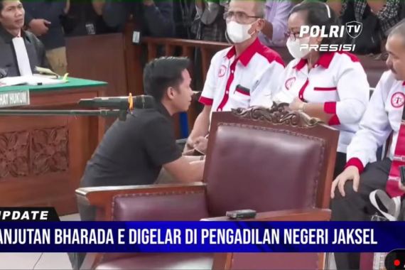 Bharada Richard Bersimpuh di Kaki Ibunda Brigadir J, Lihat Wajahnya - JPNN.COM