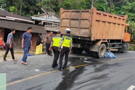 Kecelakaan Maut di Tapsel, Pengendara Tewas Digilas Tronton - JPNN.COM