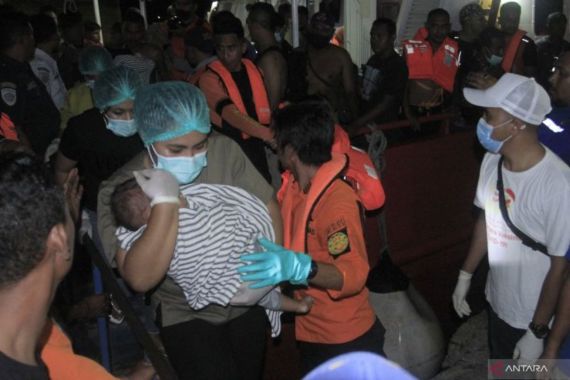 Korban Tewas Dalam Insiden Kapal Terbakar di Kupang Mencapai 14 Orang - JPNN.COM