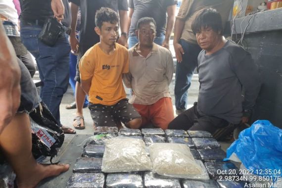 Polisi Gagalkan Penyelundupan 30 Kg Sabu-Sabu dan 8.000 Pil Ekstasi dari Malaysia - JPNN.COM