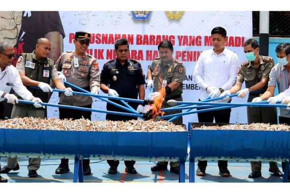 Bea Cukai Musnahkan Rokok Ilegal hingga Paket Larangan Bernilai Rp 1,28 Miliar - JPNN.COM