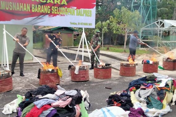 Kodim Tarakan dan Bea Cukai Memusnahkan 32 Balpres Pakaian Bekas asal Malaysia - JPNN.COM