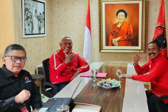 Jokowi dan FX Rudy Bertemu di Istana, Sekjen PDIP: Tidak Terkait Reshuffle - JPNN.COM