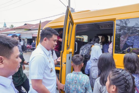 Warga Belawan Sicanang Gembira, Bobby Nasution Gercep Tunaikan Janji Sediakan Bus Sekolah - JPNN.COM