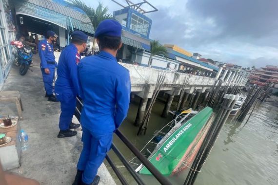 Kapal Ambulans Baznas Terbalik Akibat Cuaca Ekstrem, Polairud Polres Karimun Turun Tangan - JPNN.COM