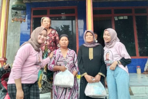 Srikandi Ganjar Bantu Korban Bencana Angin Puting Beliung di Pasuruan - JPNN.COM