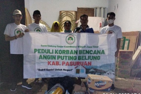 Sukarelawan Santri Dukung Ganjar Salurkan Bantuan untuk Korban Bencana Alam di Pasuruan - JPNN.COM