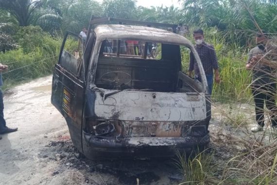 Mayat Pria Terbakar Bersama Mobilnya di Bengkalis, Polisi Langsung Melakukan Penyelidikan - JPNN.COM