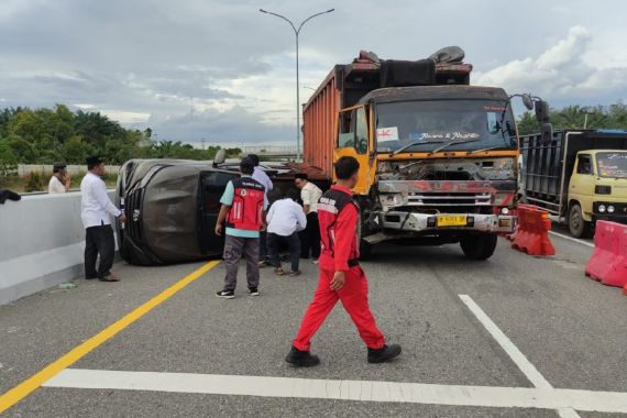 Detik-Detik Kecelakaan Beruntun di Tol Pekanbaru-Dumai, 3 Minibus Ringsek - JPNN.COM