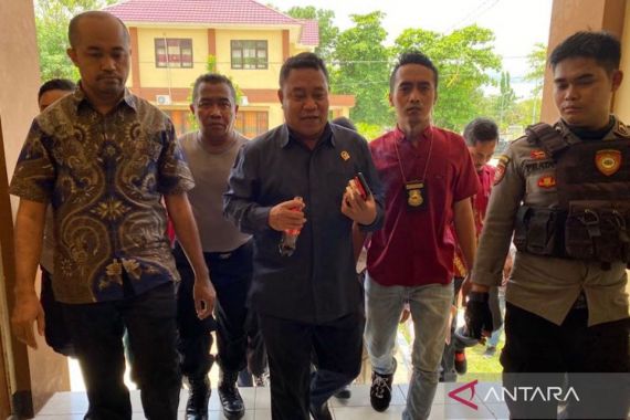 Diduga Korupsi Dana Program PKBM, Oknum Anggota DPRD Kabupaten Bima Ditahan Polisi - JPNN.COM