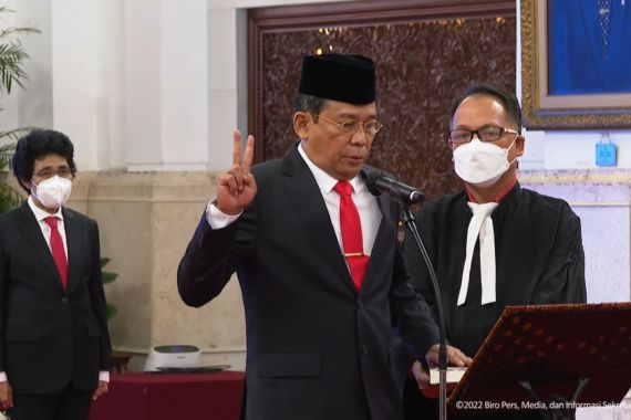 Dilantik Jokowi Jadi Pimpinan KPK, Johanis Tanak: Kiranya Tuhan Menolong Saya - JPNN.COM