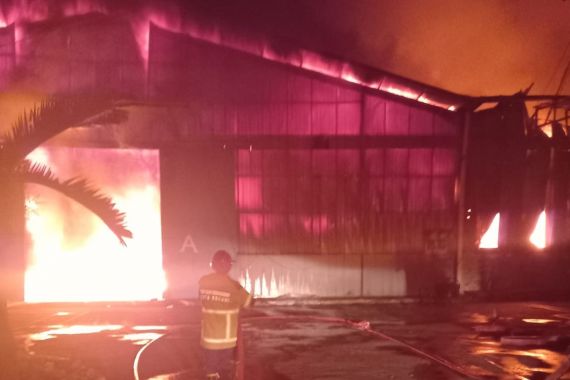 Kebakaran Gudang di Bekasi, Kerugian Capai Puluhan Miliar Rupiah - JPNN.COM