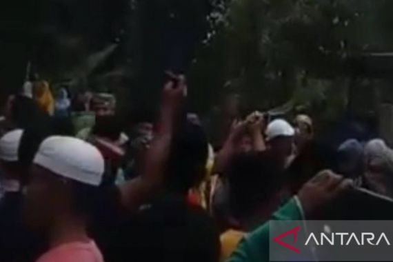 Bawa Celurit, Massa Pencinta Habib Rizieq Kepung Polisi yang Masuk ke Pesantren - JPNN.COM