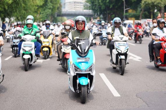 Luar Biasa! Konvoi 1.300 Kendaraan Listrik di Jawa Timur Pecahkan Rekor MURI - JPNN.COM