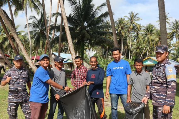 Meramaikan Sumpah Pemuda, Nelayan Aruna & Masyarakat Pesisir Bersih-Bersih Pantai  - JPNN.COM