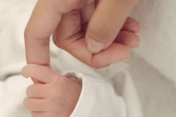 Potret Tangan Mungil Putri Alika Islamadina yang Baru Lahir, Imut - JPNN.COM