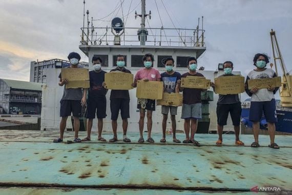 8 Awak Kapal yang Terdampar Berbulan-bulan di Taiwan Dipulangkan ke Indonesia - JPNN.COM
