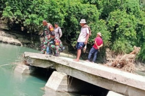 Jembatan Desa di Polman Rusak Akibat Banjir, TNI Bersama Rakyat Buat Jalur Alternatif - JPNN.COM