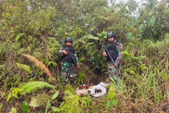 Dapat Info dari Masyarakat, Prajurit TNI Bergerak di Jalan Tikus Perbatasan, Lihat yang Ditemukan - JPNN.COM