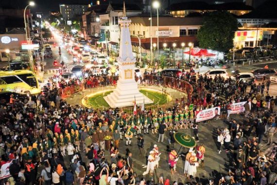 Ribuan Warga Berkumpul di Tugu Yogyakarta Untuk Mendoakan Ganjar Pranowo - JPNN.COM