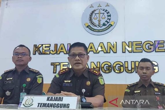 4 Tersangka Korupsi Bantuan Keuangan APBD Kabupaten Temanggung Dijebloskan ke Tahanan - JPNN.COM