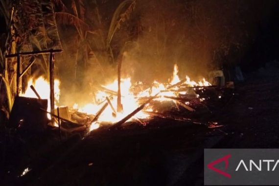 Rumah Milik Penjaga Kuburan Hangus Terbakar - JPNN.COM