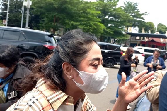 Datangi Polres Metro Jakarta Selatan, Dewi Perssik Mau Apa? - JPNN.COM