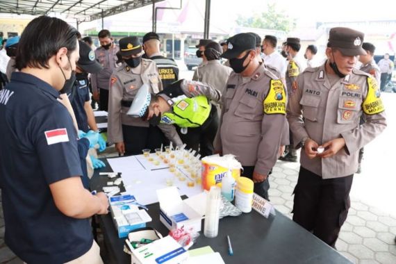 Perang Melawan Narkoba, Polresta Mojokerto Tes Urine Ratusan Anggota - JPNN.COM