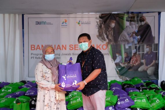 Rekind dan Pupuk Indonesia Bagikan Ratusan Paket Sembako di Kalibata - JPNN.COM