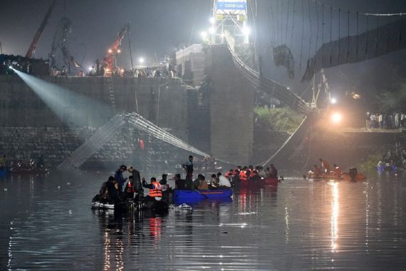 Jembatan Putus di India: Korban Bergantungan Sekuat Tenaga, tetapi Sia-Sia, Tragis - JPNN.COM