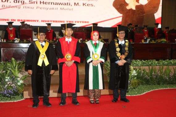 Unej Kukuhkan Guru Besar Termuda Ilmu Perundang-undangan di Indonesia - JPNN.COM