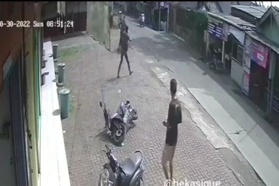 Viral, Maling Motor Menodongkan Senpi Kepada Warga di Bekasi, Polisi Sudah Bergerak - JPNN.COM