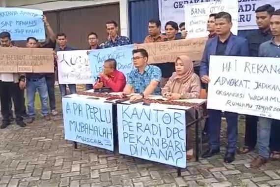 Advokat di Pekanbaru Unjuk Rasa, Ada Apa dengan Peradi? - JPNN.COM