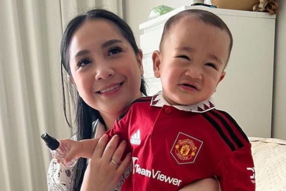 Heboh, Manchester United Pamer Foto Nagita Slavina dan Rayyanza - JPNN.COM