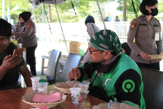 Lihat, Aksi Ibu Polwan Berbagi Nasi Goreng hingga Lontong Sayur, Adem Banget - JPNN.COM