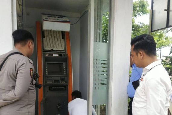 Polisi Buru Pelaku Pembobolan Dua Mesin ATM di Majene - JPNN.COM