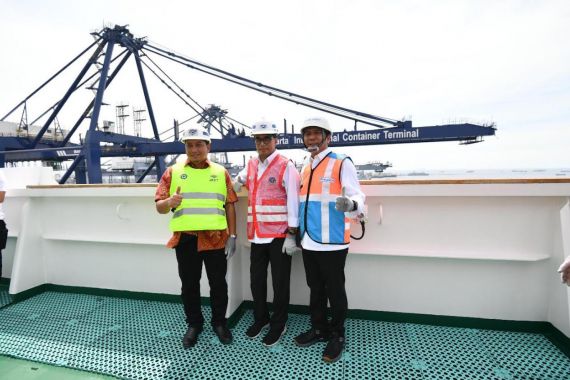 Kapal Terbesar Dunia Sandar di JICT, Budi Cahyono: Berdampak pada Pertumbuhan Ekonomi Nasional - JPNN.COM