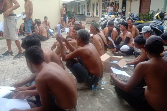 53 Pria Ditangkap di Palembang, 1 Pelaku Bawa Senjata Tajam - JPNN.COM