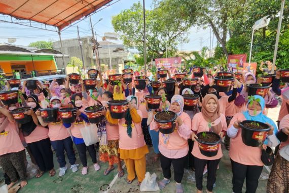 Ratusan Mak Ganjar Bagikan 1.000 Pohon Cabai di Cengkareng - JPNN.COM