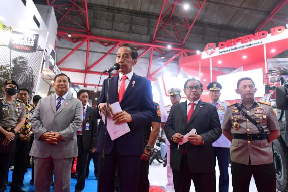 Di Samping Prabowo, Jokowi Komentari Temuan BPK soal Anggaran Komcad, Lihat Wajah Mereka - JPNN.COM