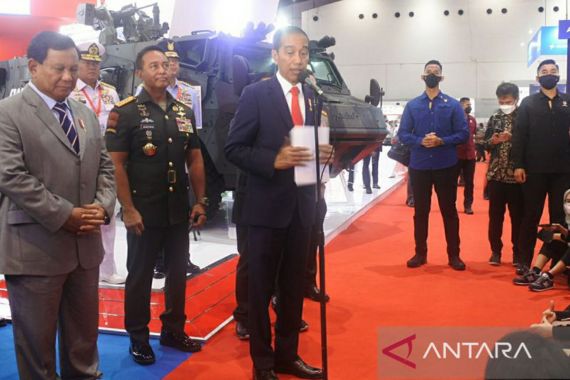 Jokowi Akui Mendukung Menhan, Prabowo Tiba-Tiba Menyeletuk - JPNN.COM