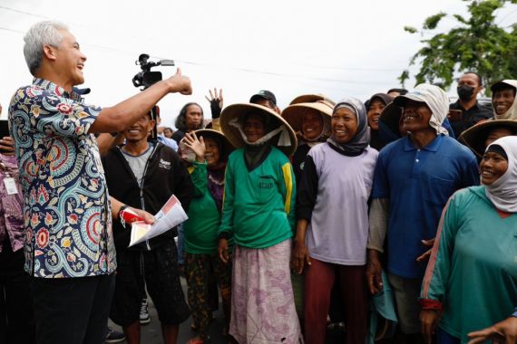 Datangi Lokasi Longsor di Kebumen, Ganjar Relokasi Rumah Warga yang Rawan Bencana - JPNN.COM