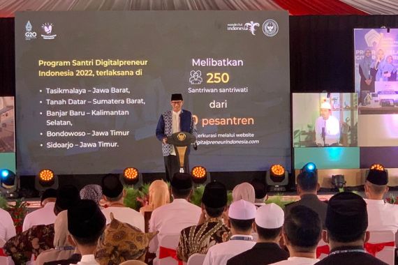 Menparekraf Sandiaga Uno Berharap Santri Bisa Aktif Menjawab Tantangan Digital - JPNN.COM