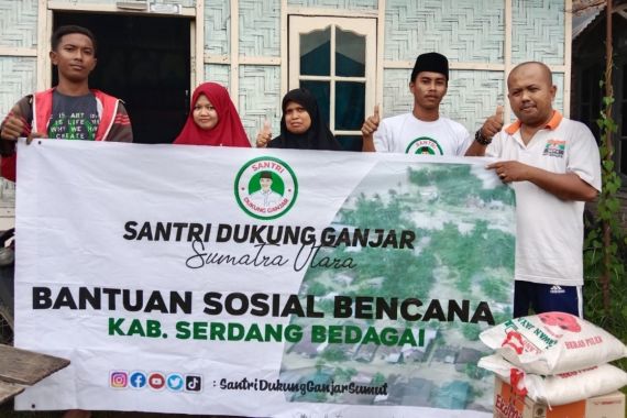 Santri Dukung Ganjar Sumut Salurkan Bantuan kepada Korban Banjir di Kabupaten Serdang Bedagai - JPNN.COM