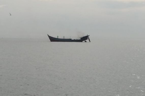 Nelayan di Rohil Mengamuk, Bakar Satu Kapal Pencari Ikan - JPNN.COM