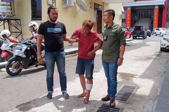 Penjambret Sadis Ambruk Ditembak Polisi, Lihat Tuh, Kakinya Dibalut Perban - JPNN.COM